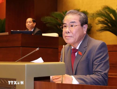  Ông Dương Thanh Bình, Trưởng Ban Dân nguyện thuộc Ủy ban Thường vụ Quốc hội trình bày Báo cáo kết quả giám sát việc giải quyết kiến nghị của cử tri gửi đến Kỳ họp thứ 6, Quốc hội khóa XV. (Ảnh: TTXVN) 