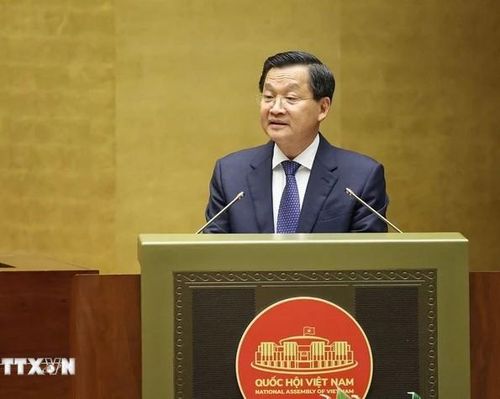 Phó Thủ tướng Lê Minh Khái, thừa ủy quyền của Thủ tướng Chính phủ trình bày Báo cáo đánh giá bổ sung kết quả thực hiện kế hoạch phát triển kinh tế-xã hội và ngân sách nhà nước năm 2023; tình hình thực hiện kế hoạch phát triển kinh tế-xã hội và ngân sách nhà nước những tháng đầu năm 2024. (Ảnh: TTXVN)