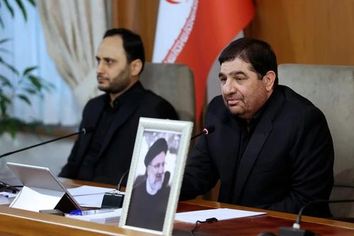  Phó Tổng thống thứ nhất Iran Mohammad Mokhber (phải) dự cuộc họp nội các chính phủ Iran ngày 20-5, bên cạnh là di ảnh của cố Tổng thống Iran - ông Ebrahim Raisi. Ảnh: AP 