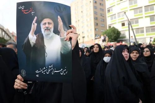 Người dân tụ tập để bày tỏ thương tiếc cố Tổng thống Iran Ebrahim Raisi ngày 20.5. Ảnh: Reuters