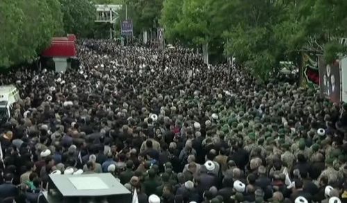 Người dân tập trung về Tabriz tiễn biệt cố Tổng thống Ebrahim Raisi. Ảnh: Aljazeera