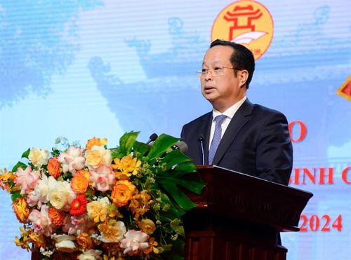 Giám đốc Sở GD&ĐT Hà Nội Trần Thế Cương báo cáo tại buổi lễ.