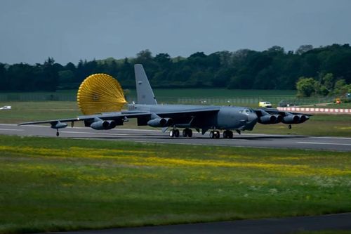 Một chiếc B-52H Stratofortress của Mỹ hạ cánh tại căn cứ Không quân RAF Fairford, Anh, ngày 20/5 (Ảnh: airandspaceforces.com)