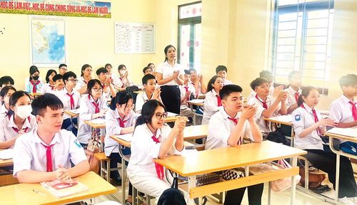 Cô giáo Nguyễn Hoài Linh luôn áp dụng các phương pháp giảng dạy mới, tạo môi trường học tập sôi nổi trong mỗi giờ lên lớp.