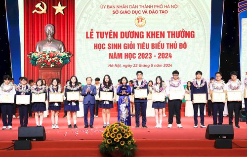 Phó Trưởng ban Thường trực Ban Dân vận Trung ương Phạm Tất Thắng và Phó Bí thư Thường trực Thành ủy Hà Nội Nguyễn Thị Tuyến trao Bằng khen tặng học sinh có thành tích xuất sắc. Ảnh: Quang Thái