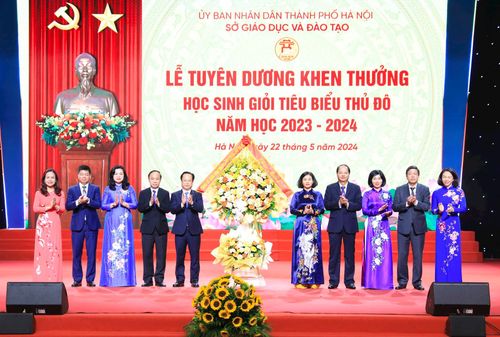 Phó Bí thư Thường trực Thành ủy Nguyễn Thị Tuyến chúc mừng ngành Giáo dục và Đào tạo Thủ đô. Ảnh: Quang Thái