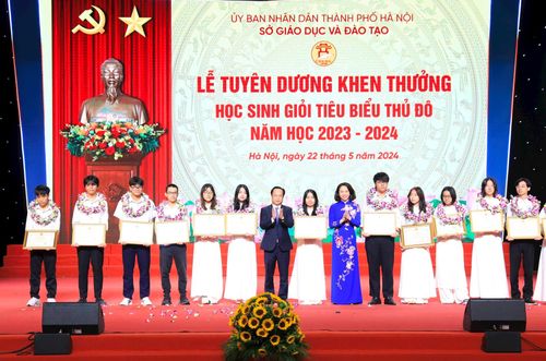 Phó Chủ tịch UBND thành phố Vũ Thu Hà trao Bằng khen tặng học sinh có thành tích xuất sắc. Ảnh: Quang Thái