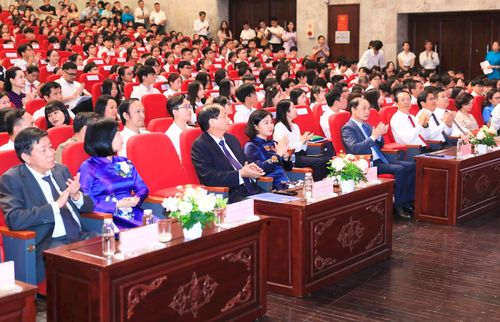 Các đồng chí lãnh đạo Trung ương, thành phố Hà Nội dự buổi lễ. Ảnh: Quang Thái