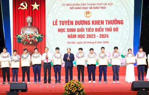 Thứ trưởng Bộ Giáo dục và Đào tạo Phạm Ngọc Thưởng và Trưởng ban Tuyên giáo Thành ủy Hà Nội Nguyễn Doãn Toản trao Bằng khen tặng học sinh có thành tích xuất sắc. Ảnh: Quang Thái