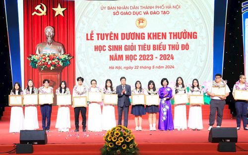 Phó Chủ tịch Thường trực HĐND thành phố Phùng Thị Hồng Hà và Phó Chủ tịch UBND thành phố Dương Đức Tuấn trao Bằng khen tặng học sinh có thành tích xuất sắc. Ảnh: Quang Thái