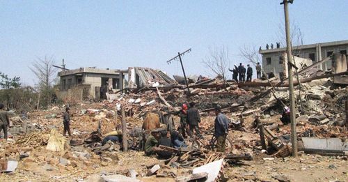 3. Thảm họa Ryongchon, Triều Tiên (2004): Cuối tháng 4, một ô tô chở amoni nitrat và một tàu hỏa chứa nhiên liệu lỏng phát nổ tại ga Ryongchon, làm ít nhất 162 người chết và hơn 3.000 người bị thương.