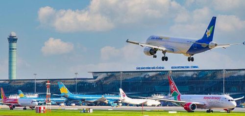 Giá vé máy bay nội địa tại Việt Nam bị nhiều chuyên gia thiếu sức cạnh tranh so với thế giới. Ảnh: ACV