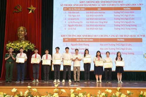 Khen thưởng học sinh giỏi thành phố. Ảnh: Thống Nhất