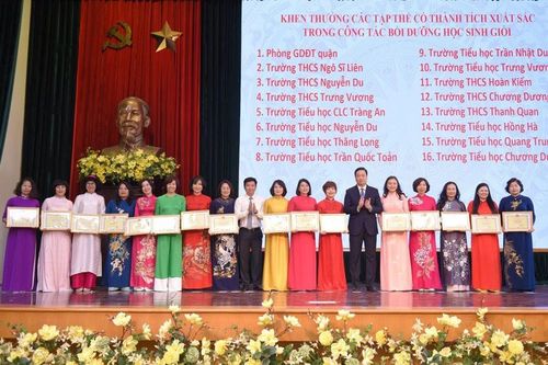 Khen thưởng giáo viên có thành tích trong công tác bồi dưỡng học sinh giỏi. Ảnh: Thống Nhất