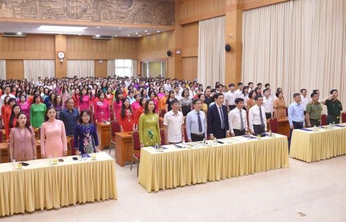 Cán bộ, giáo viên, học sinh quận Hoàn Kiếm dự lễ tuyên dương. Ảnh: Thống Nhất