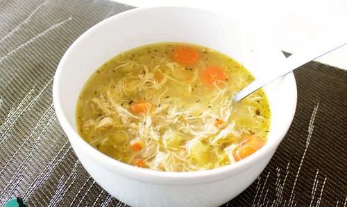 Súp gà cung cấp protein và dễ tiêu hóa.