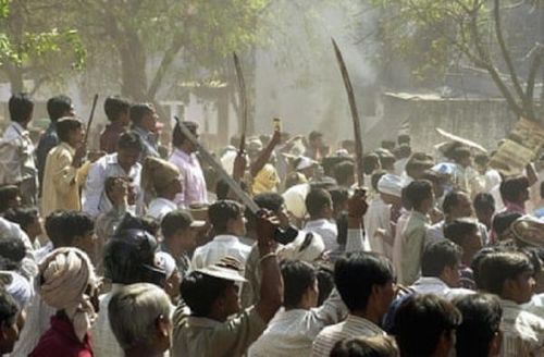 Hình ảnh cuộc bạo loạn tôn giáo năm 2002 tại bang Gujarat.