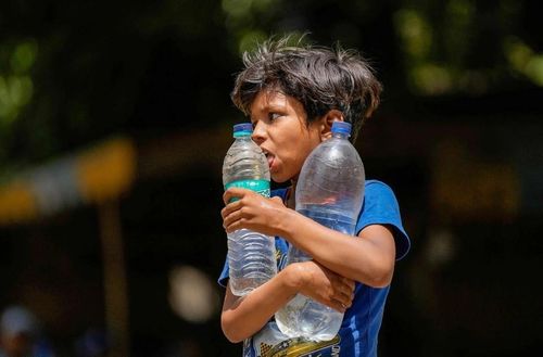 Nắng nóng bao trùm Ấn Độ buộc nhiều trường học phải đóng cửa. Ảnh: PTI.