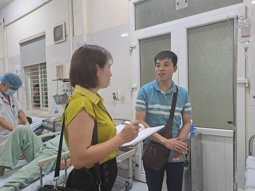 Cán bộ Chi cục An toàn vệ sinh thực phẩm tỉnh xác minh thông tin vụ ngộ độc.