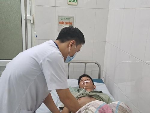 Bệnh nhân ngộ độc nấm điều trị tại Khoa Cấp cứu, Bệnh viện Đa khoa tỉnh.