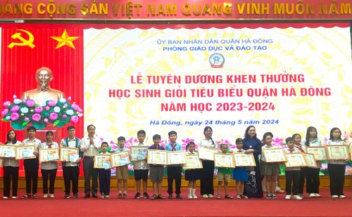 Quận Hà Đông tặng giấy khen cho học sinh tiêu biểu. Ảnh: Thống Nhất