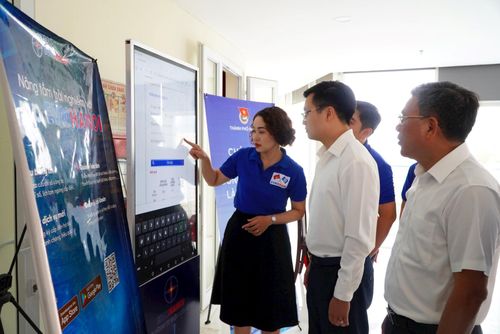Đại biểu và đoàn viên, thanh niên tham quan hệ sinh thái lưới điện số. Ảnh: Bảo Lâm