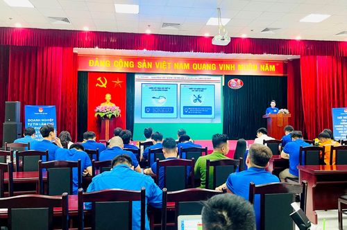 Tuyên truyền sử dụng điện an toàn, tiết kiệm, hiệu quả và phòng, chống cháy nổ. Ảnh: Bảo Lâm