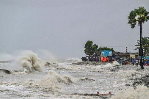 Sóng lớn đánh vào bờ biển Bangladesh trước khi cơn bão đổ bộ. Ảnh: The Guardian