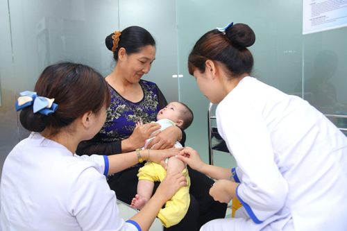 Ngành y tế khuyến cáo, phụ huynh nên đưa trẻ đi tiêm ngừa vaccine phòng bệnh cho trẻ.