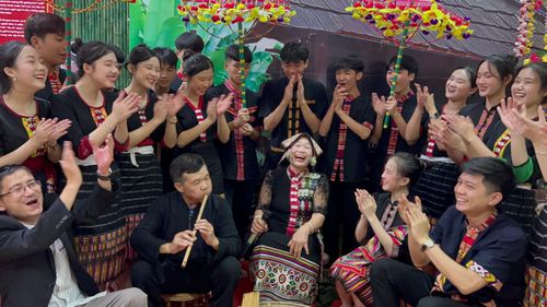 Thầy Trần Đình Huy (hàng đầu bên phải) cùng các thành viên Câu lạc bộ Nghệ thuật dân tộc Trường THPT Dân tộc nội trú tỉnh giao lưu, học hỏi với các nghệ nhân trong Chương trình “Thanh âm núi rừng” năm 2023. Ảnh tư liệu: Đoàn Trường THPT Dân tộc nội trú Nghệ An