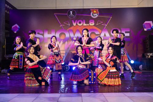 Các em học sinh thế hệ Gen Z của Trường THPT Dân tộc nội trú Nghệ An đã cùng nhau mang văn hóa truyền thống đặc sắc đồng bào mình đến gần hơn với mọi người. Ảnh: Đoàn Trường THPT Dân tộc nội trú Nghệ An