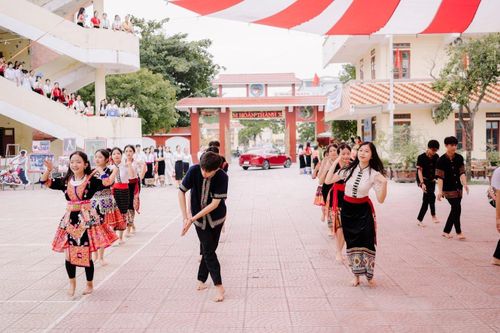 Thành viên Câu lạc bộ Nghệ thuật dân tộc Trường THPT Dân tộc nội trú tỉnh hát múa các tiết mục văn hóa dân tộc tại sân trường chào mừng khai giảng năm học 2023-2024. Ảnh: Đoàn Trường THPT Dân tộc nội trú Nghệ An