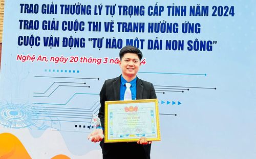 Thầy Trần Đình Huy (SN 1993) đã đạt rất nhiều giải thưởng về công tác Đoàn và là người thành lập CLB Nghệ thuật dân tộc của Trường THPT Dân tộc nội trú Nghệ An. Ảnh: Thanh Quỳnh