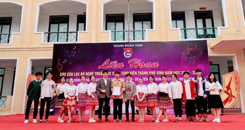 Thầy Trần Đình Huy cùng các em học sinh trong Câu lạc bộ Nghệ thuật dân tộc Trường THPT Dân tộc nội trú tỉnh. Ảnh: Thanh Quỳnh
