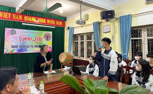 Dưới sự kết nối của nhà trường và thầy Trần Đình Huy, các nghệ nhân ưu tú đã luôn đồng hành với câu lạc bộ trong thời gian qua. Ảnh: Đoàn Trường THPT Dân tộc nội trú Nghệ An
