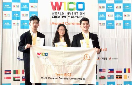 Mạc Lương Hà Anh (SN 2006) - thành viên CLB Nghệ thuật dân tộc đã đạt Huy chương Vàng Cuộc thi sáng chế khoa học, kỹ thuật Olympic phát minh sáng chế thế giới WICO năm học 2022-2023. Ảnh: Nhân vật cung cấp