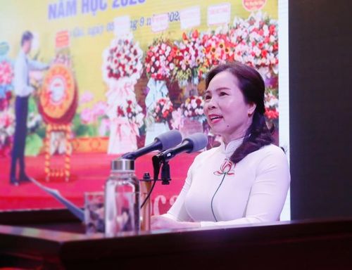 Bà Dương Bích Nguyệt, Giám đốc Sở GD&ĐT Lào Cai phát biểu tại buổi lễ.