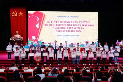 Chủ tịch UBND tỉnh Lào Cai trao Bằng khen cho học sinh, sinh viên tiêu biểu của huyện Bắc Hà.