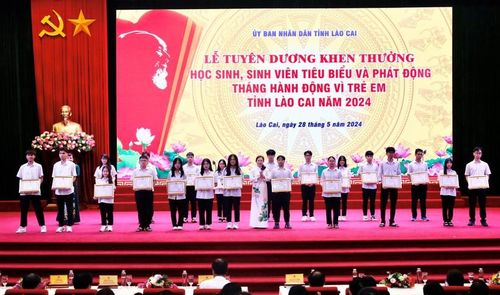 Trao Bằng khen của Chủ tịch UBND tỉnh cho học sinh Trường THPT Chuyên Lào Cai.