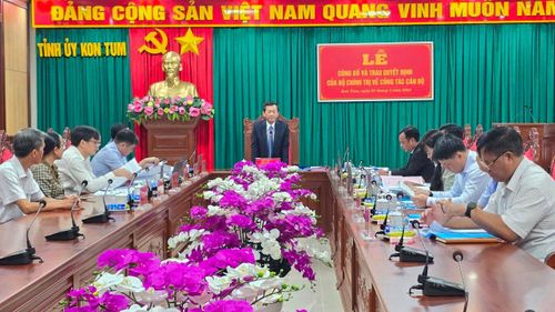 Đồng chí Dương Văn Trang, Ủy viên Trung ương Đảng, Bí thư Tỉnh ủy Kon Tum ghi nhận sự nỗ lực hoàn thành tốt nhiệm vụ của đồng chí U Huấn.