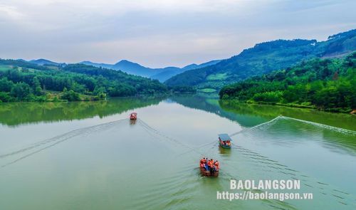 Hồ Pác Làng cách trung tâm huyện khoảng 20 km, với diện tích mặt hồ khoảng 15 ha. Với khung cảnh nên thơ, khu vực lòng hồ được rất nhiều du khách trong và ngoài tỉnh lựa chọn tham quan, trải nghiệm. 