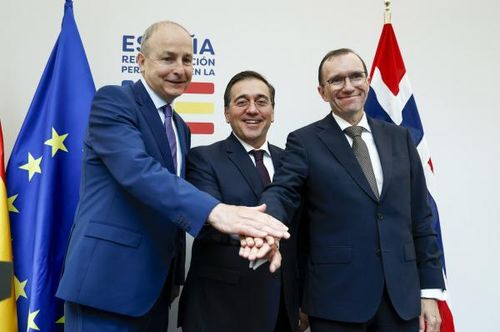(Từ trái qua) Ngoại trưởng Tây Ban Nha Jose Manuel Albares, Ngoại trưởng Na Uy Espen Barth Eide và Ngoại trưởng Ireland Micheal Martin trong cuộc họp báo công bố quyết định công nhận Nhà nước Palestine ngày 28/5. Ảnh Getty Images.