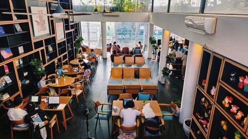 Nhà sách Cá Chép là quán cà phê lý tưởng để đọc sách. (Ảnh: T.H)