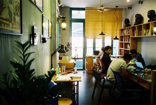 Slowee Coffee &amp; Books có không gian nhỏ, được trang trí theo phong cách cổ điển. (Ảnh: B.L)