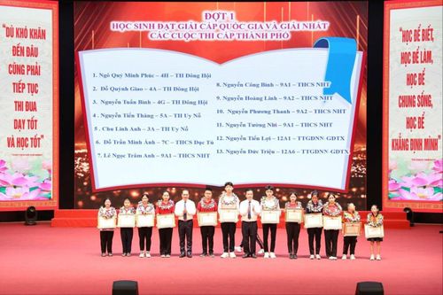 Các học sinh xuất sắc tiêu biểu được tuyên dương. Ảnh: Minh Đỗ