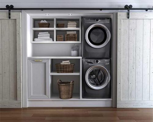 Với yếu tố làm sạch quần áo, máy giặt cửa trên hiệu quả hơn cũng nhờ vào thiết kế lồng giặt ngang. Quần áo khi được cho vào máy sẽ được xoay đảo liên tục cùng với hỗn hợp chất tẩy. Lúc này, bề mặt quần áo sẽ được ma sát với nhau và ma sát lên cả bề mặt của lồng giặt. Điều này tương tự như tác động chà quần áo khi con người giặt bằng tay. Lực quay ly tâm sẽ tạo ra lực đảo quần áo mạnh hơn, đều hơn, từ đó quần áo không những được giặt sạch hơn mà còn hạn chế tình trạng xoắn, rối vào nhau.