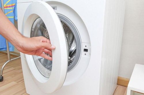 Khi so sánh về khả năng quay vắt - một trong những yếu tố hàng đầu ảnh hưởng đến quyết định mua sắm máy giặt của khách hàng, ta có thể thấy tốc độ quay vắt của máy giặt cửa trước có thể đạt tốc độ 1400 vòng/phút (thậm chí lên đến 1800 vòng/phút ở các dòng máy đời mới), cao hơn gấp 2 lần tốc độ quay của máy giặt cửa trên. Điều đó có nghĩa là phần nước lưu lại trên quần áo ít hơn, do đó sẽ rút ngắn thời gian cần thiết cho việc phơi đồ và sấy đồ.