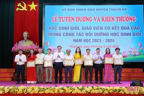  Lãnh đạo huyện Thạch Hà khen thưởng các giáo viên có thành tích xuất sắc trong công tác bồi dưỡng học sinh giỏi năm học 2023-2024. 