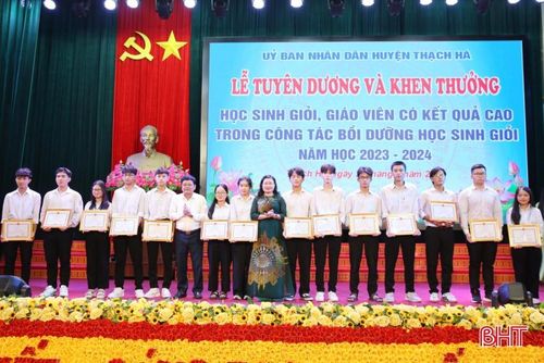  Giám đốc Sở GD&amp;ĐT Nguyễn Thị Nguyệt cùng lãnh đạo huyện Thạch Hà biểu dương học sinh đạt giải nhất các môn văn hóa cấp tỉnh ở cấp THCS, THPT. 