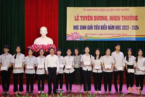 Lãnh đạo huyện Cẩm Xuyên trao phần thưởng cho các em đạt giải nhì học sinh giỏi tỉnh lớp 9.
